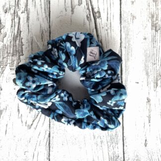 Blå storblomstret scrunchie med lynlås